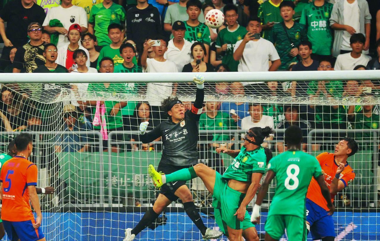 国安2-0十人泰山！3个事实太扎心！事实一：整场比赛，国安狂轰38脚射门，包
