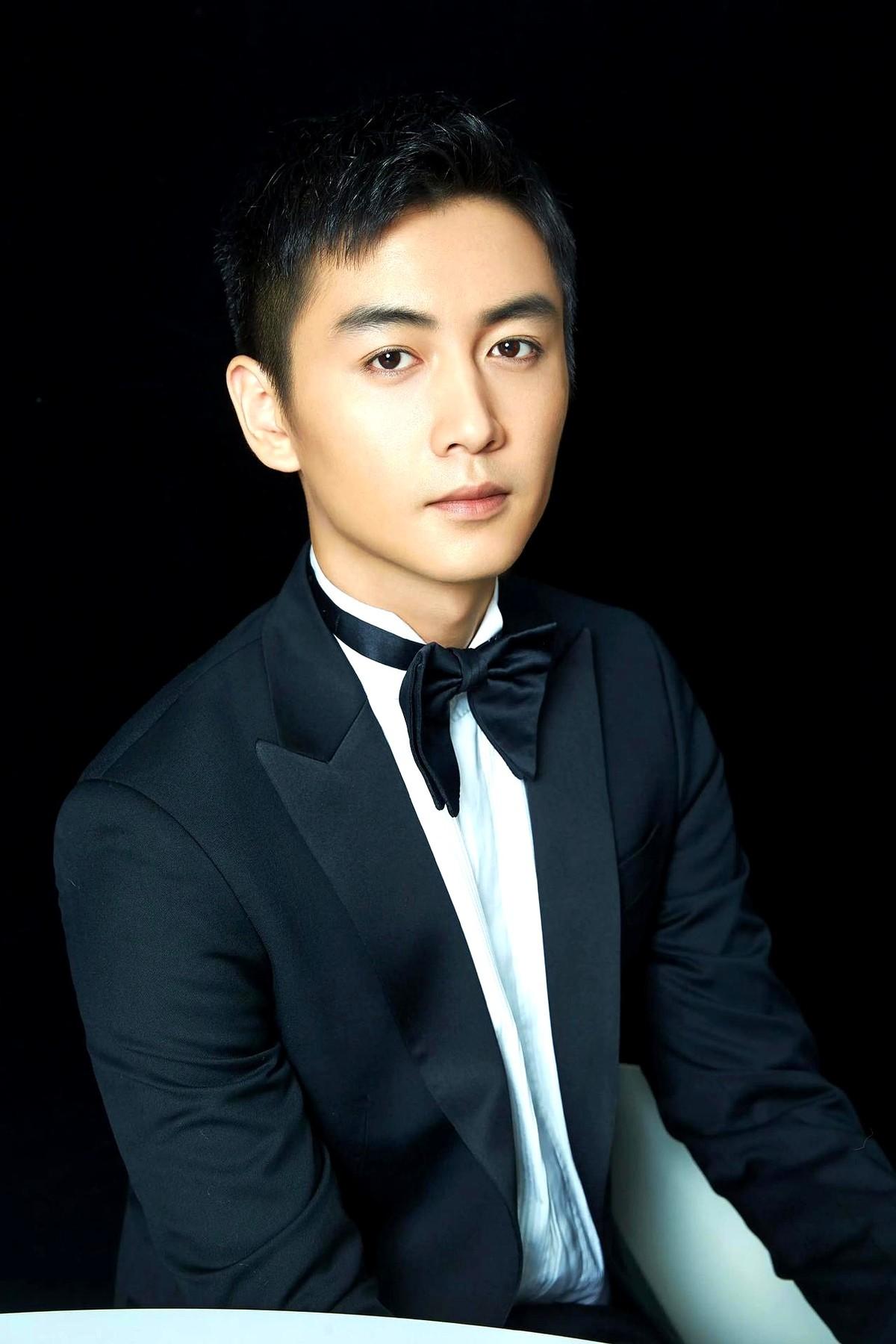 陈晓拍《大生意人》开机前特意跟导演说过，以前拍马戏摔过。结果第一个镜头，导演直接