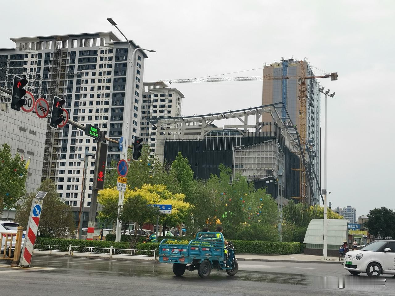 所以不要再傻傻地等待房价下跌了，在二线以上城市，还有三四五线中心城市和城市的核心