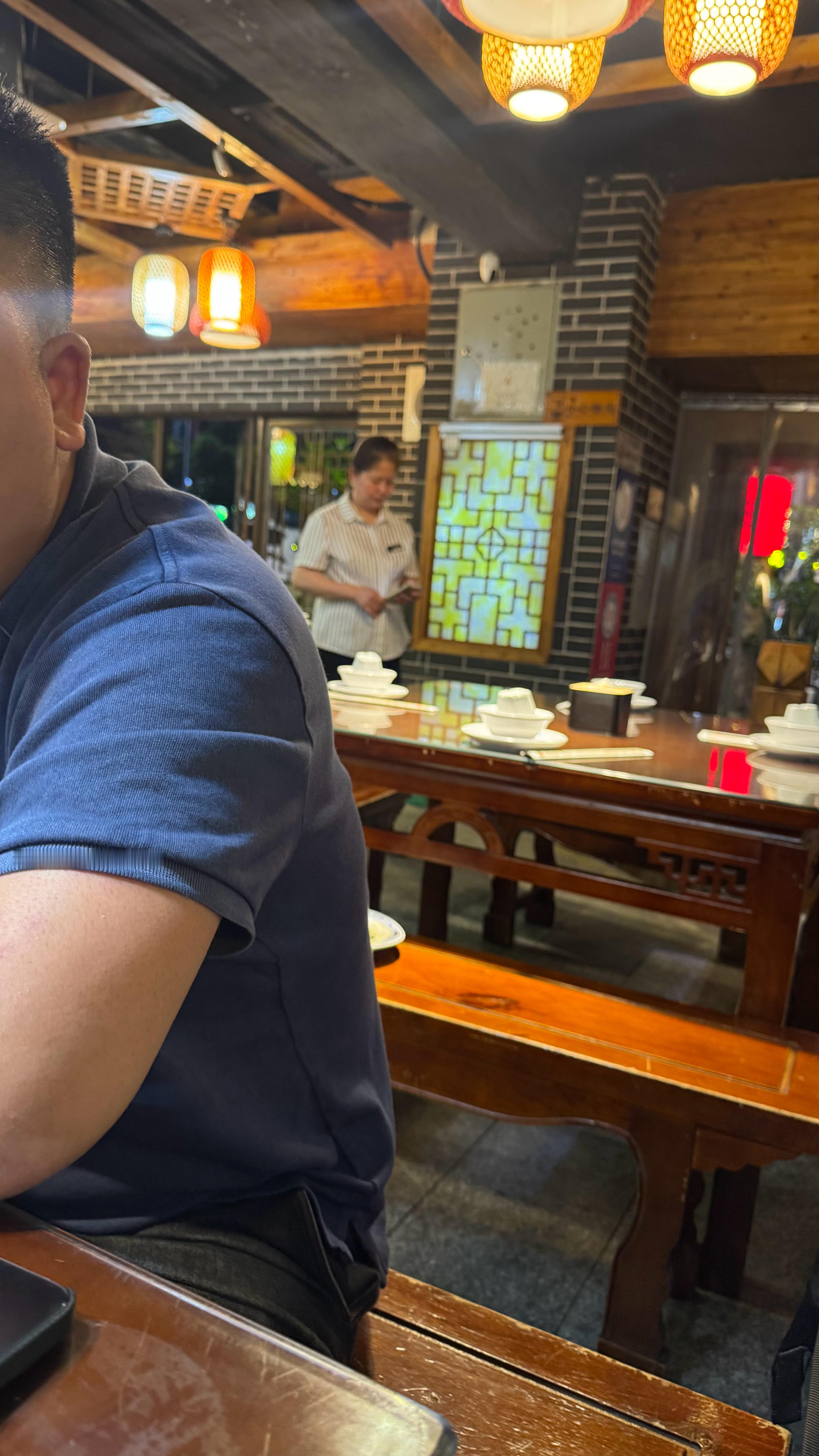 出来吃个饭现在餐馆太卷了一屋子五六十岁的阿姨公司规定每天要发一个抖音还要剪辑还有