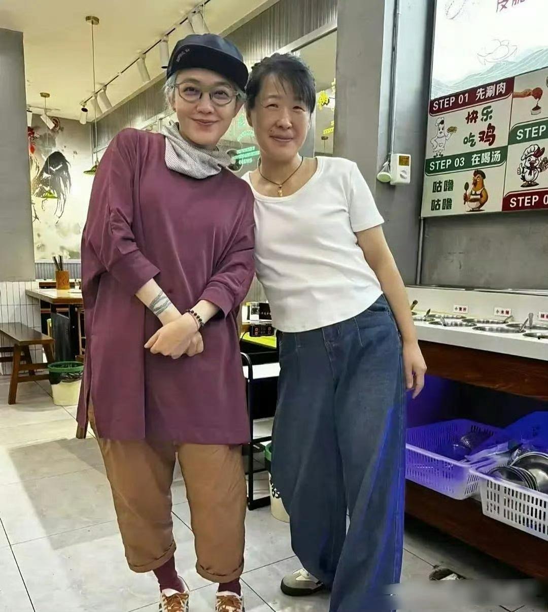 萧亚轩吃火锅被偶遇