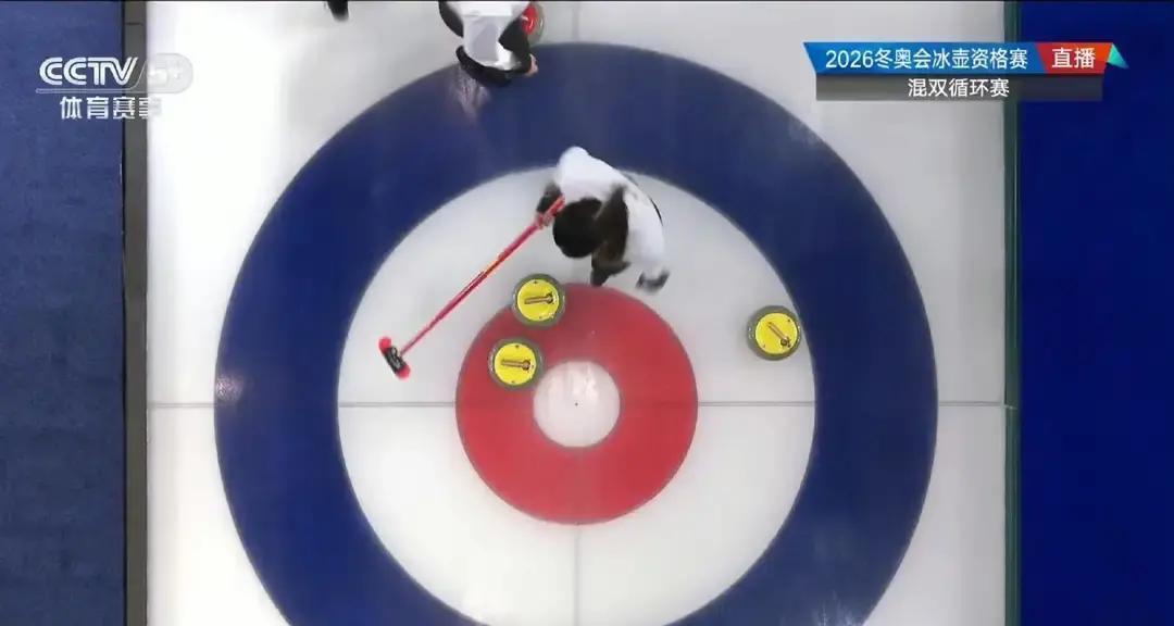 中国冰壶混双队又赢了。刚拿下新西兰，比分八比三，稳稳五连胜。现在五胜一负排在小组