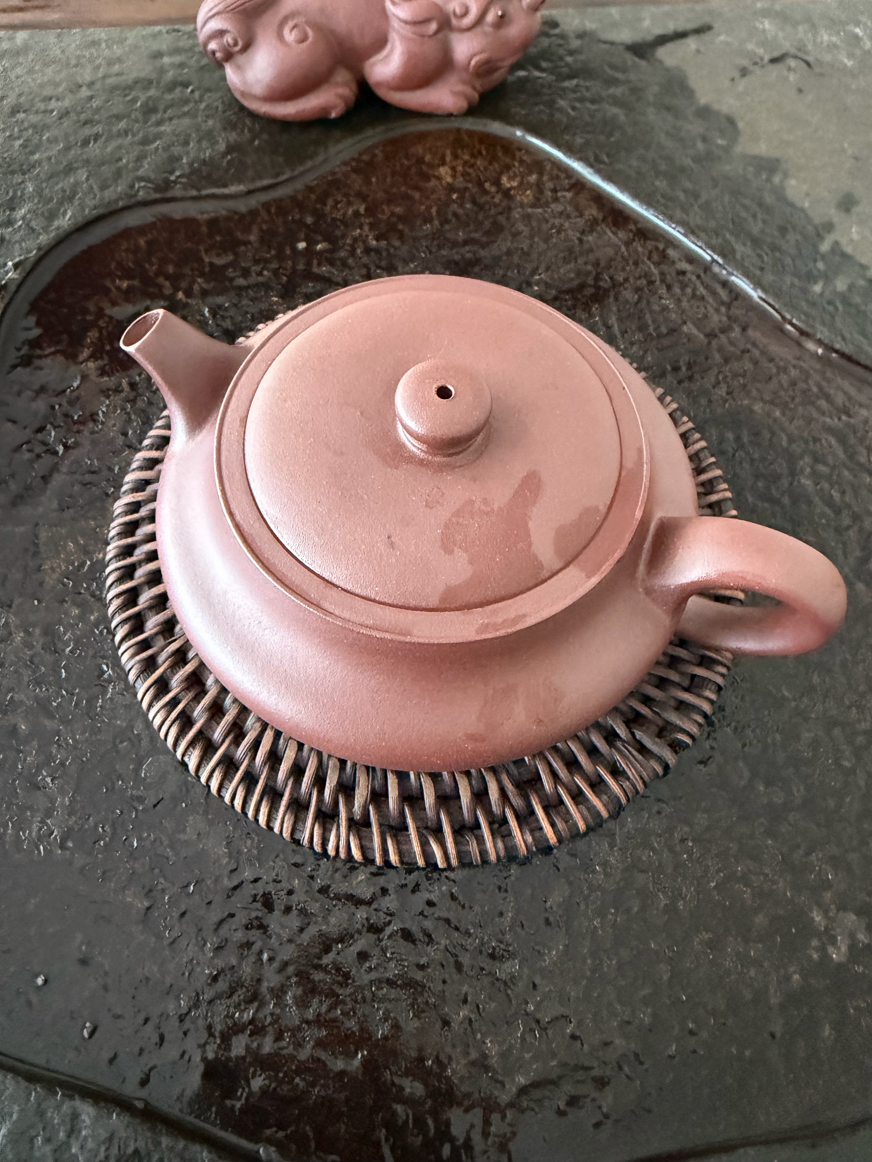 昨天朋友送了个茶壶，小小的一两个人用刚好。沏一壶茶吃早餐哈。