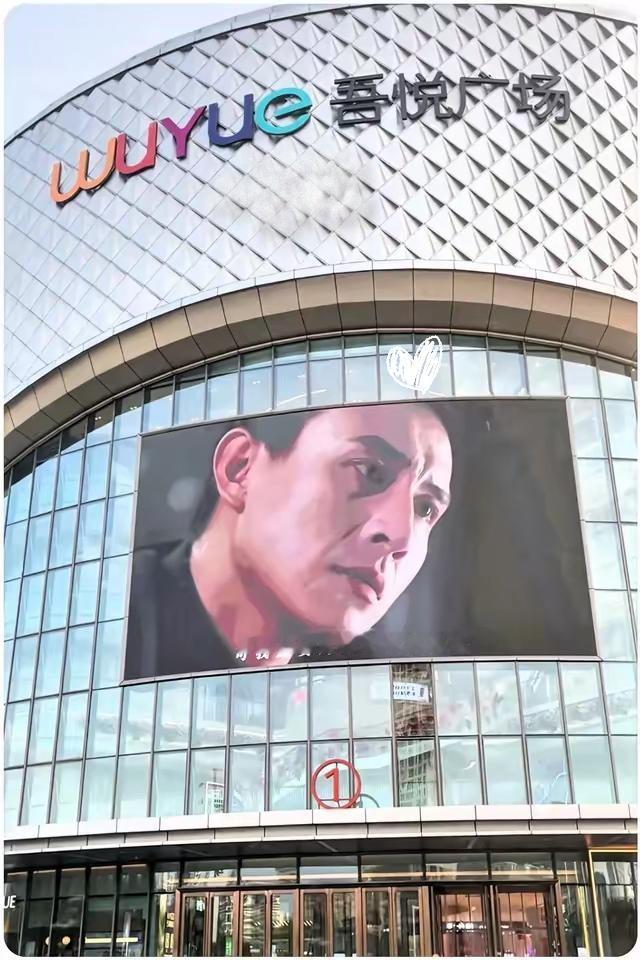 这世界真不缺戳破闹剧的勇士！吾悦广场这波操作算是把“急功近利”写脸上了，本想靠“