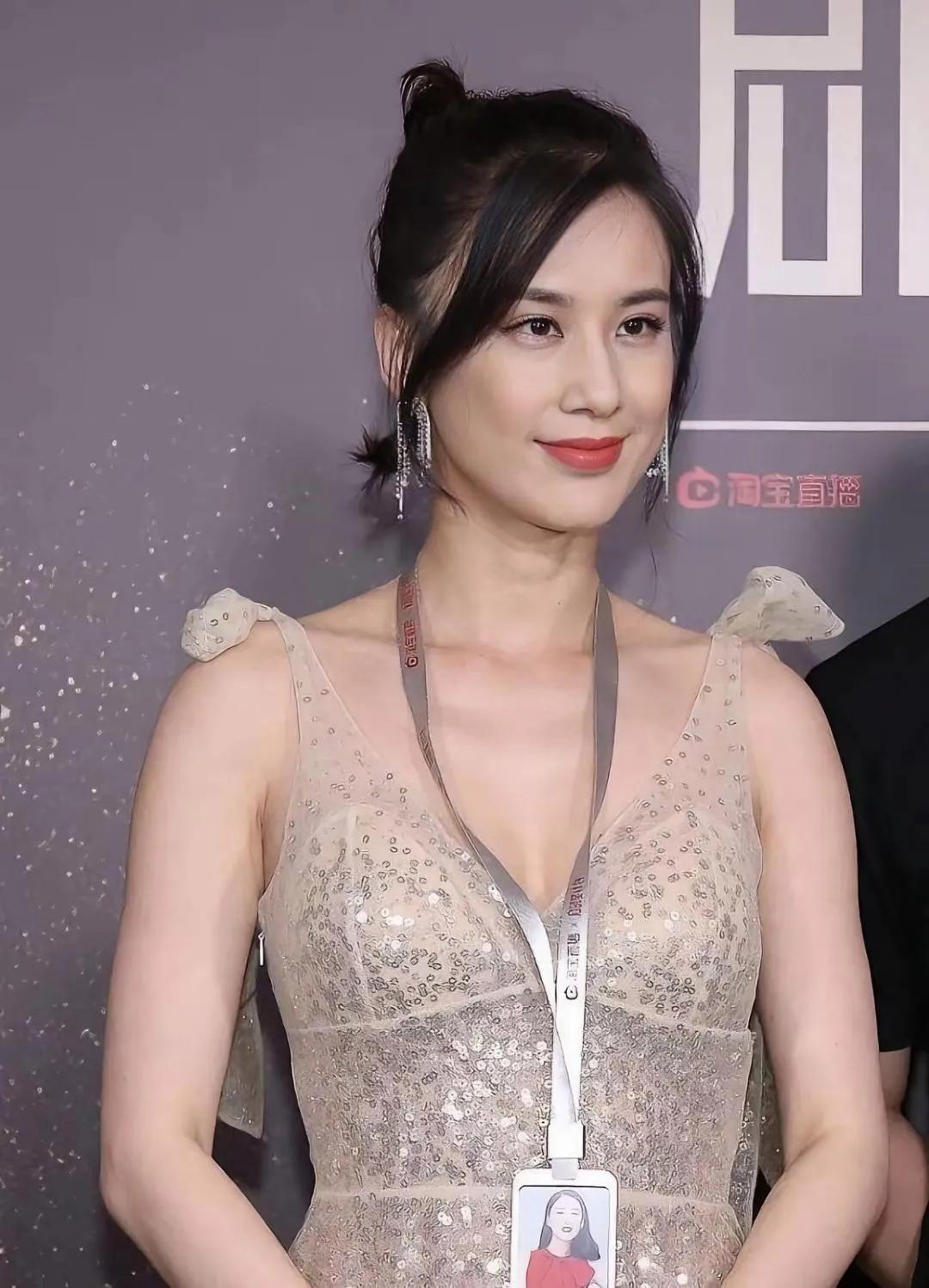 黄圣依这颜值，真的是岁月不败美人啊✨黄圣依这组活动生图也太能打了吧！香槟