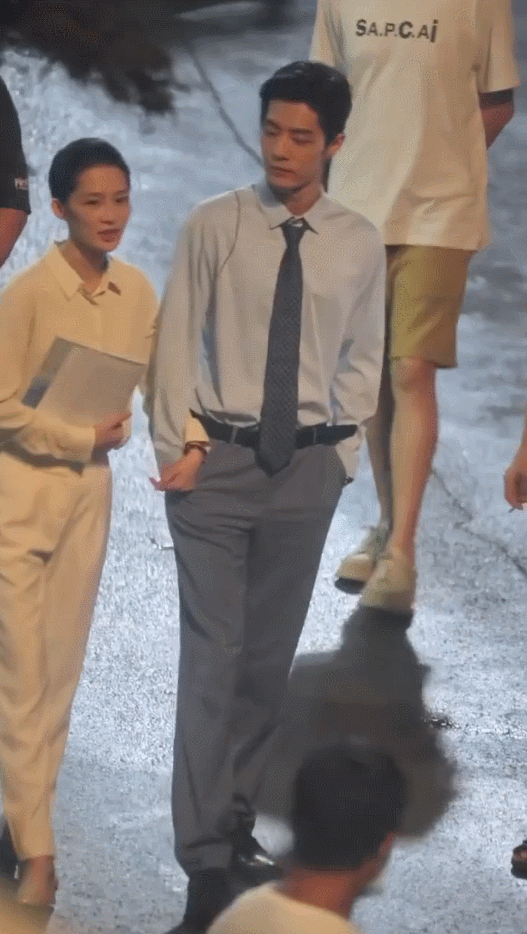 刘大锤聊肖战感情状况狗仔说以前传过李沁，是假的。顶流的生活极其枯燥，大门不出二门