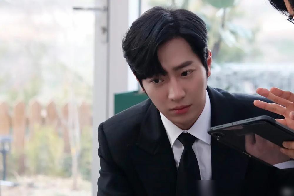 这种级别的脸蛋在韩娱竟然被埋没了17年。你敢信，这个曾经在信号里演变态杀手吓哭观