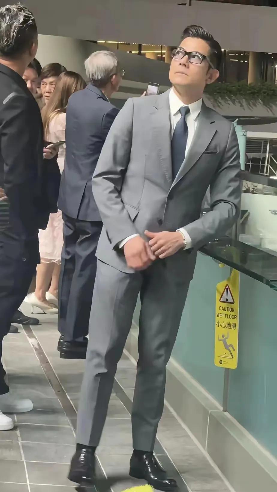 60岁的年纪，30岁的妆容，郭富城在教男人要怎么站立：挺腰，抬头，高点，再高点