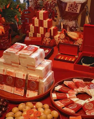 网传一女方给男生发消息，说家里商量好了，彩礼88万，五金合计120克。男生看完只