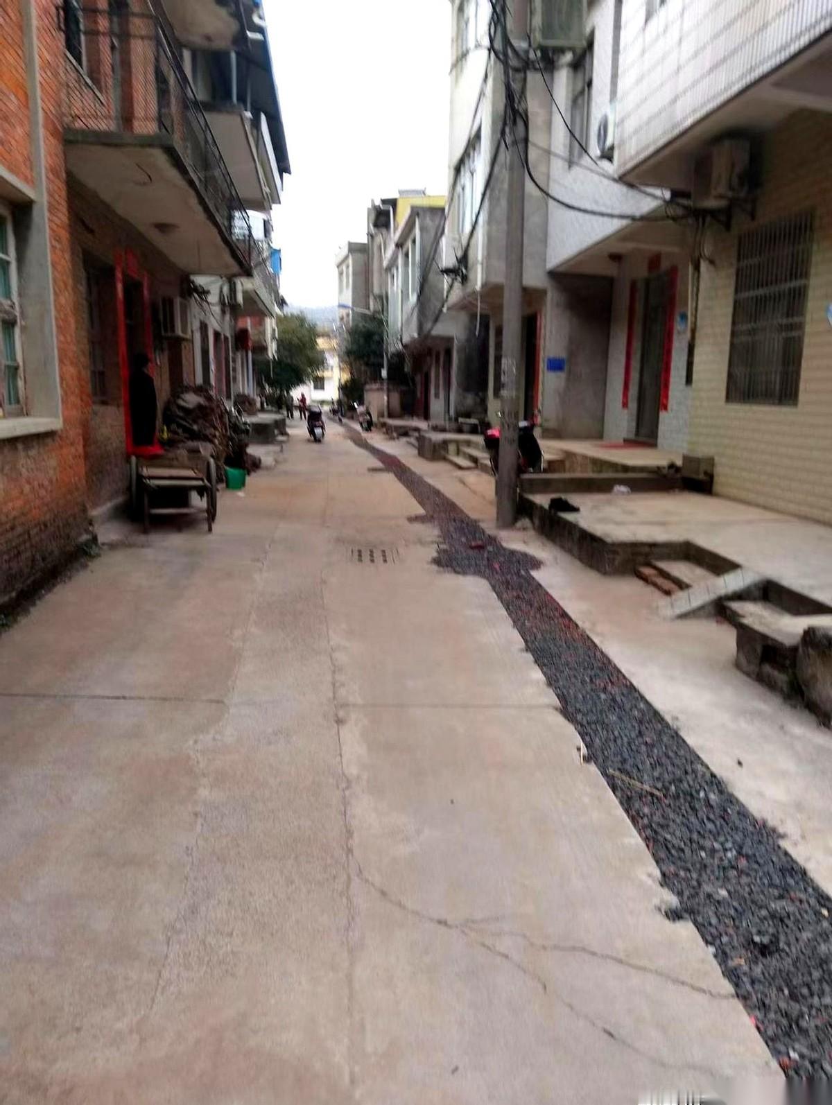 “别人家孩子怎么一毕业就能找到工作，就她不行？还是不争气！”亲戚一筷子菜怼进嘴里