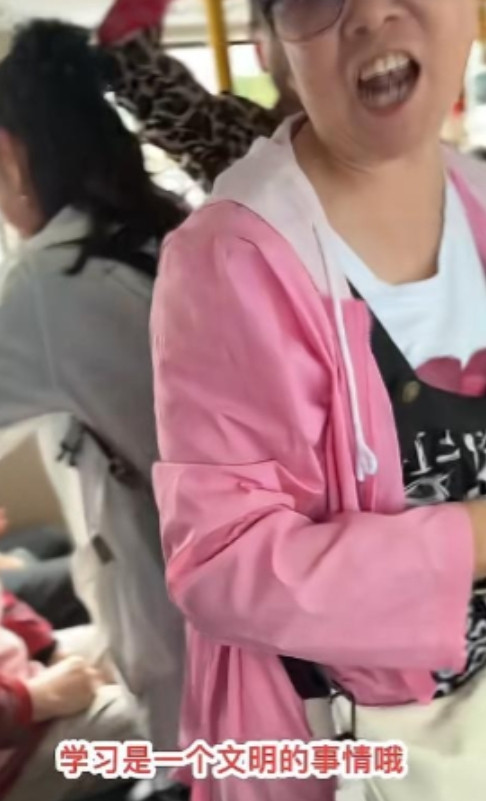 云南一位大妈上公交车没抢到座位，见一名小孩坐着，便上前硬挤想让孩子让座，孩子家长