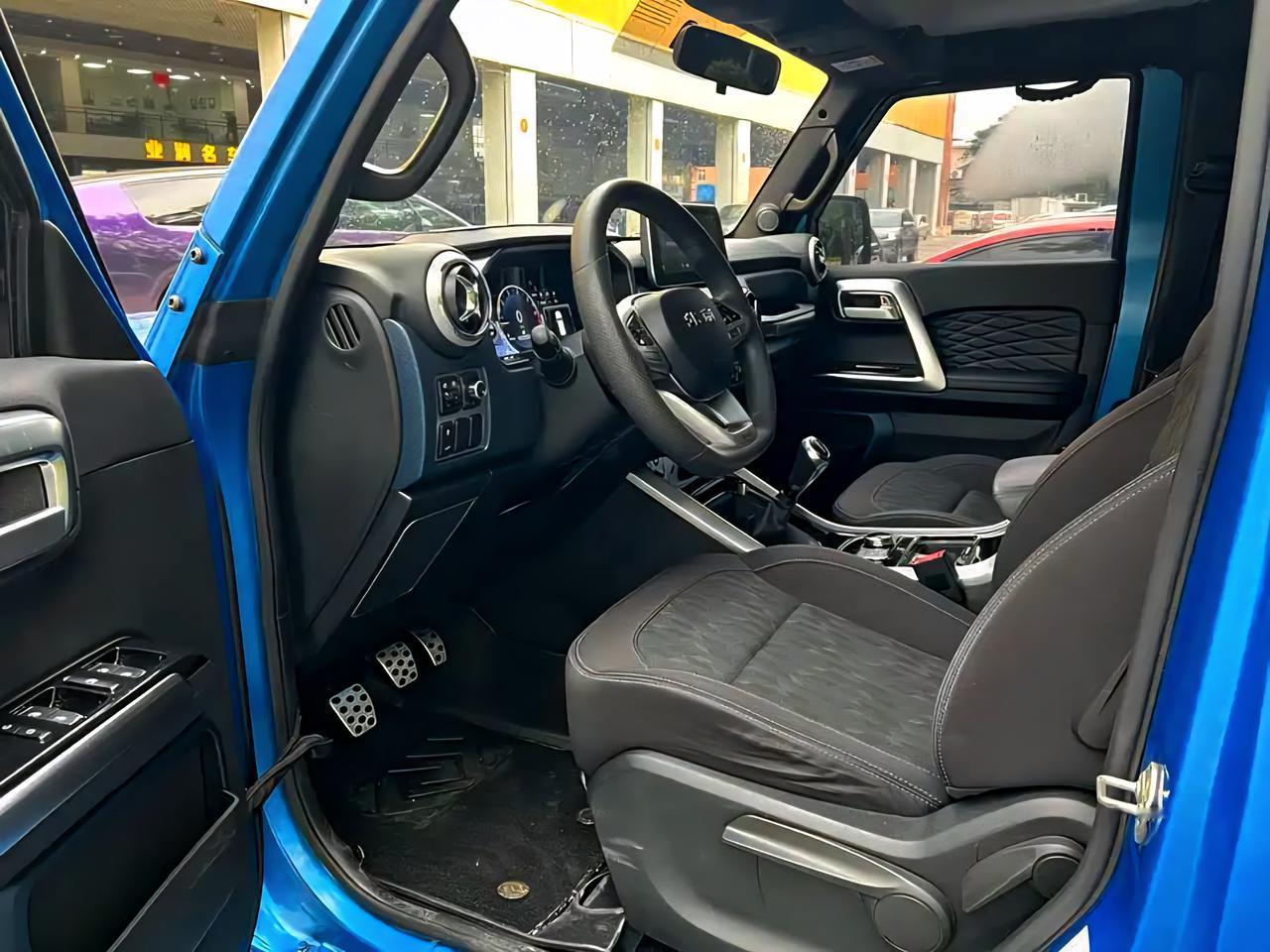 这是一台北京bj40的内饰，我个人觉得这台车很有意思，也很好玩。当然它也有问题，