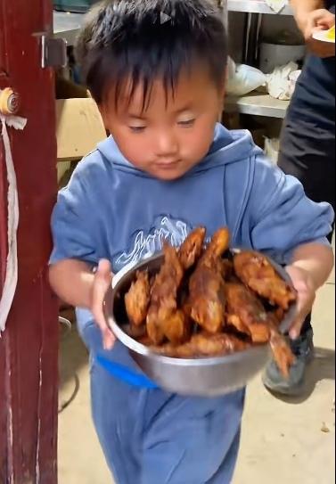 不用再担心三行了！三行是越来越可爱了！眼里有活、有礼貌、知道照顾妈妈