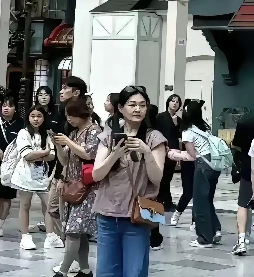 再看这张照片，真是绝了。一步错，步步错，覆水难收，世道好轮回，苍天饶过谁？大S