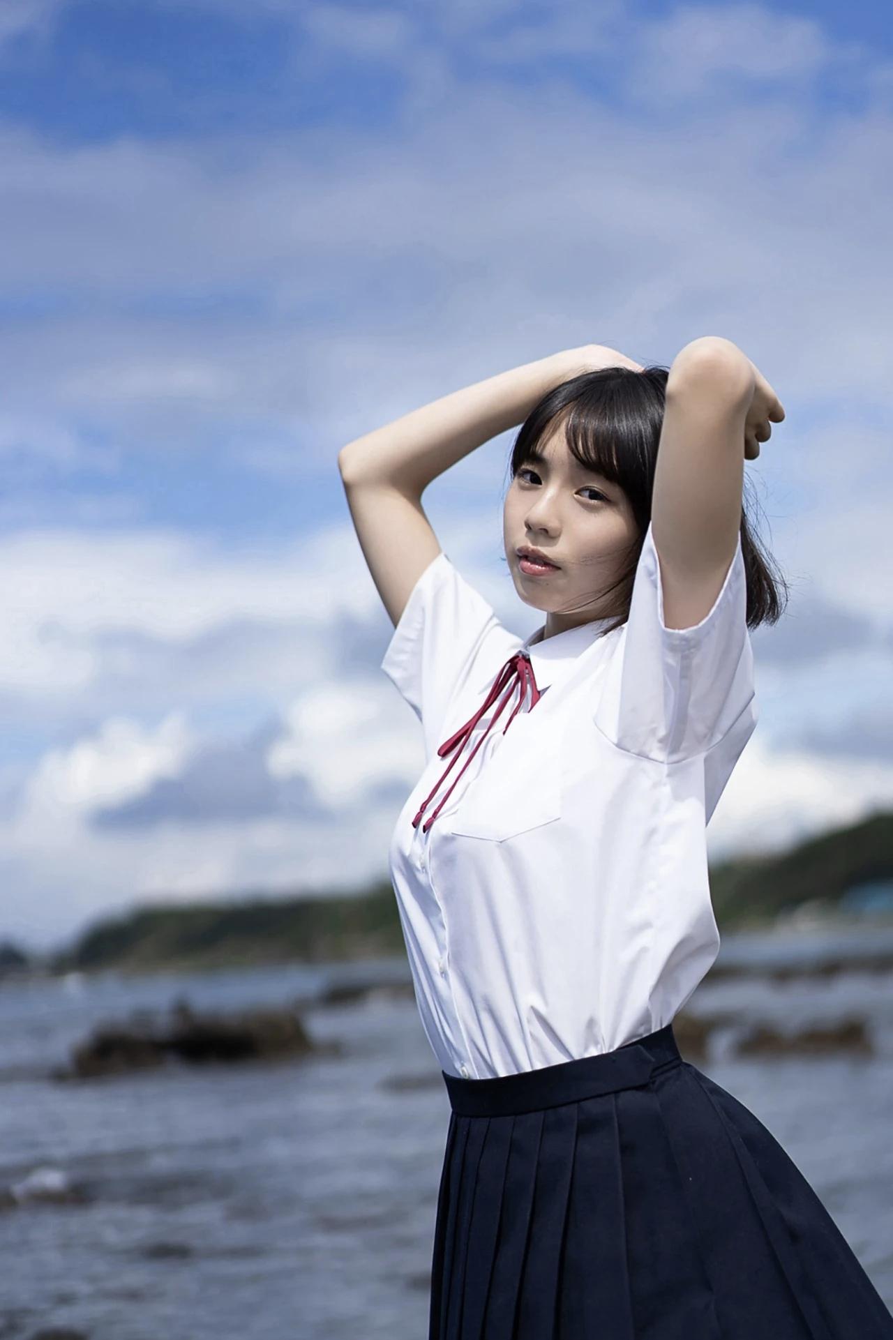 菊地姫奈学生装写真，清纯可爱活泼动人，青春美少女成田香姫奈