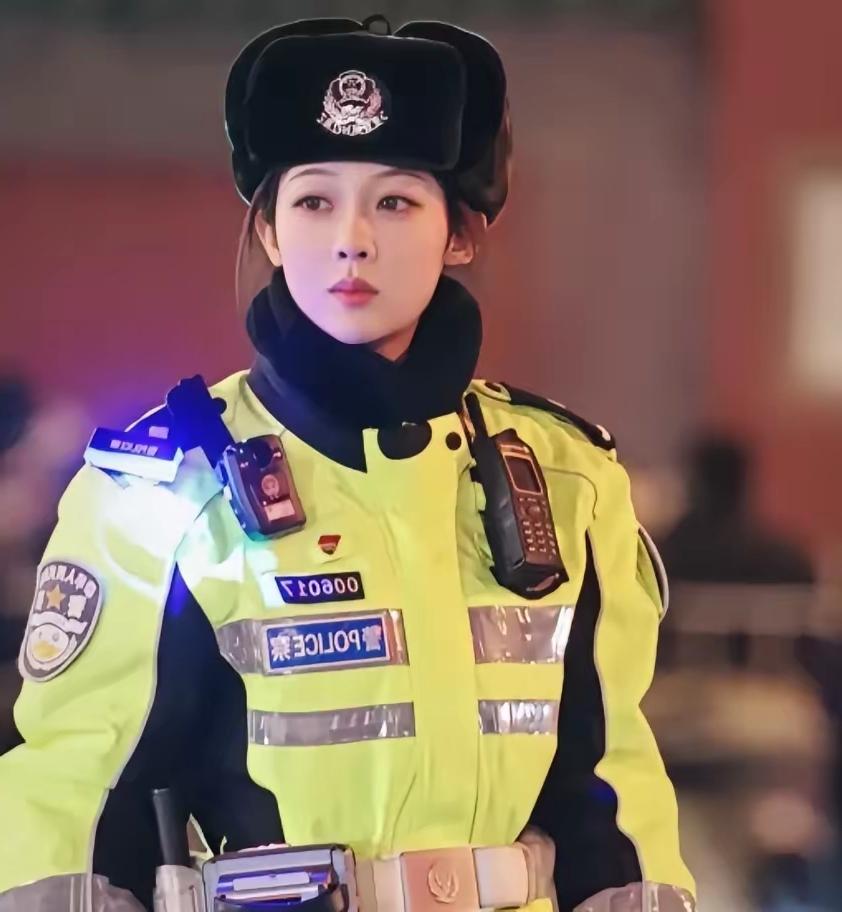 北京交警张钰火了，因为长得好看，才26岁，骑着春风650处理交通，所有人都在讨论