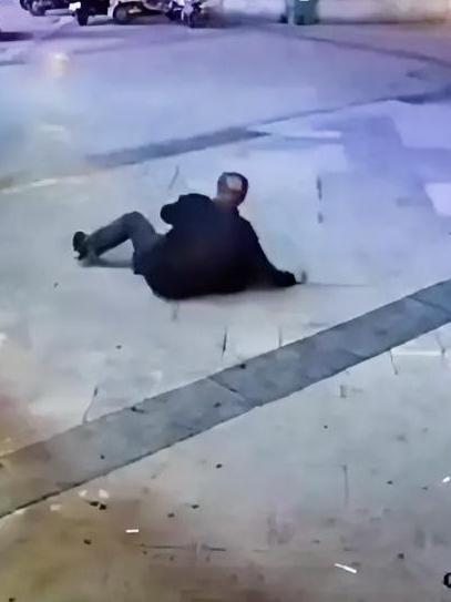 在农村，有这样的男人，出门打工一年，春节回来了，不在家和老婆孩子热炕头的团聚，天