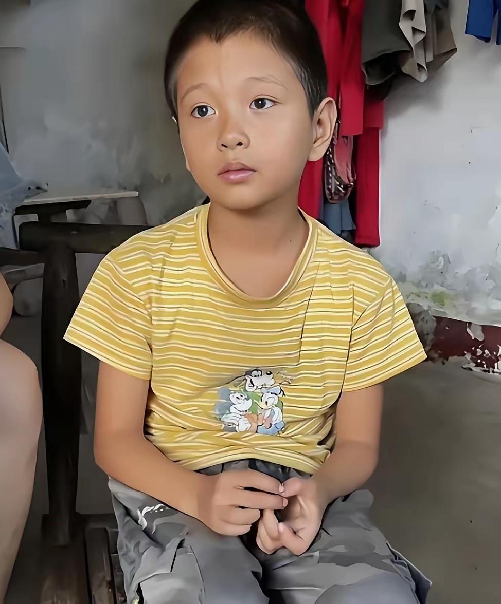 9岁男孩父母双亡，堂哥接回家抚养，未婚妻：有他没我！堂哥想了一个晚上后，对她说：