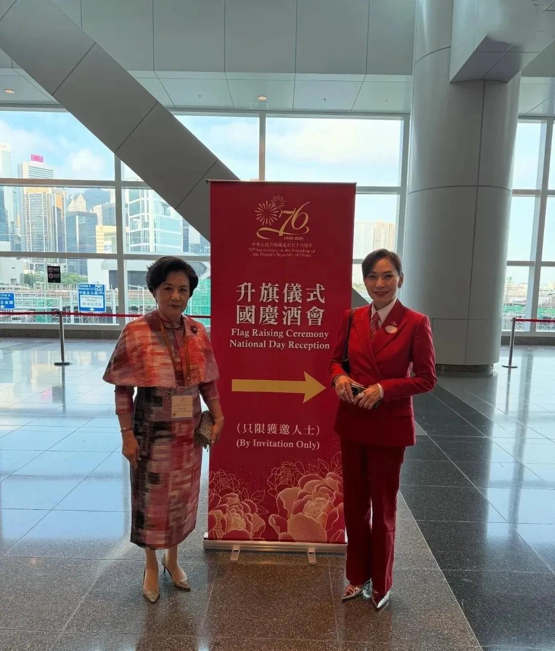 汪明荃在香港出席活动，参加国家成立76周年升旗酒会，感觉阿姐在香港演艺圈里的地位