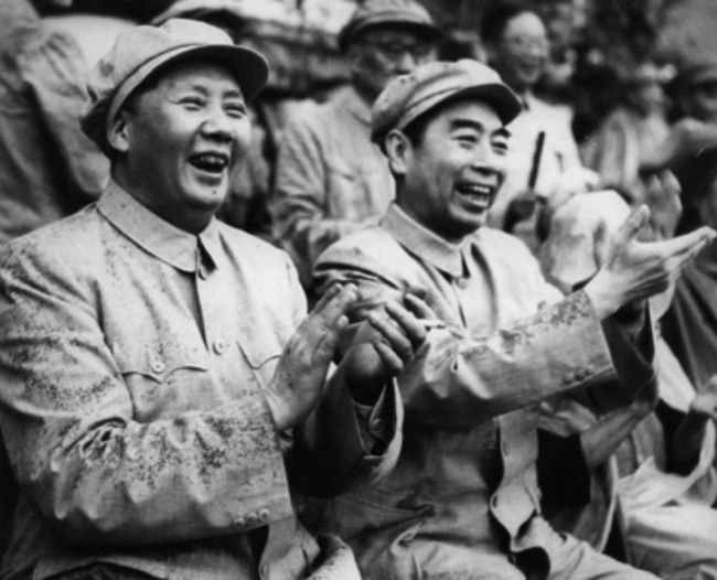 1968年，毛主席在一次谈话中说，身边的工作人员不要太多，我的秘书只负责收发，所