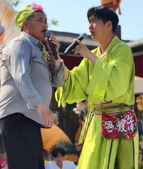五一期间，“大衣哥”朱之文空降开封万岁山武侠城，凭“超长待机整活”刷屏全网。原定