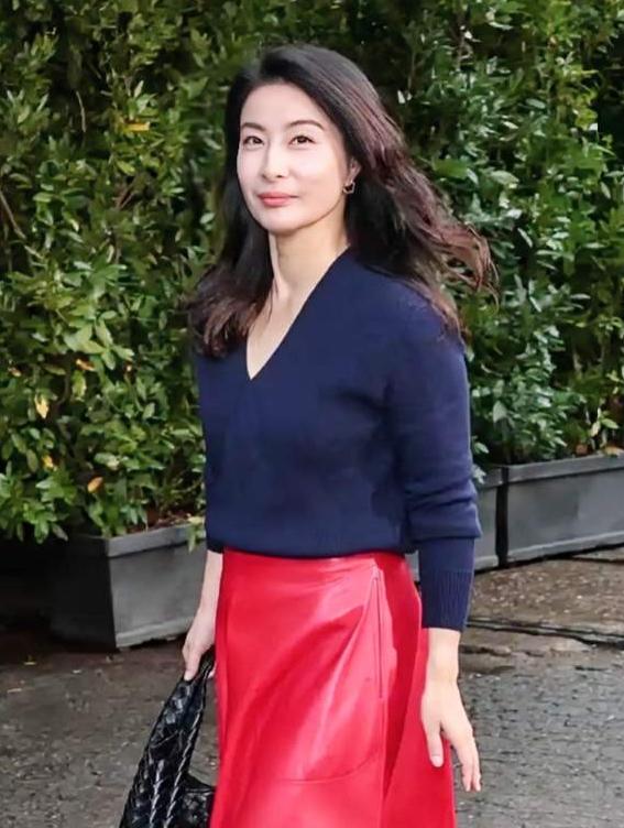 郭晶晶亮相米兰时装周，没穿戴珠光宝气奢华服装的郭晶晶也是最美的，这气场和气质是那