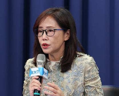 国民党文传会主委尹乃菁在5月6日专门就郑丽文拒绝日本自民党青年团的拜会进行了解释