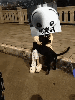 女子遛狗不牵绳子，狗狗乱窜吓到孩子！当着警察面一句道歉没有，全程无所谓态度回怼