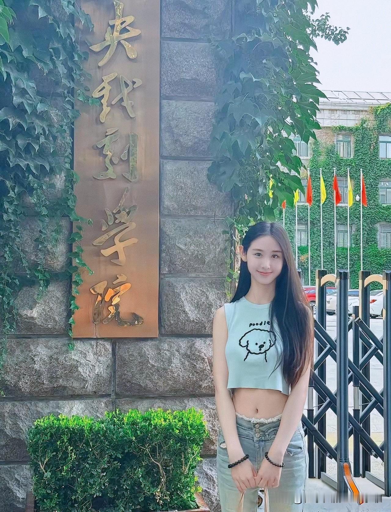 女生第一次带男朋友回家见爸妈，正相谈甚欢时，女生的弟突然回来了。他上下打量了一