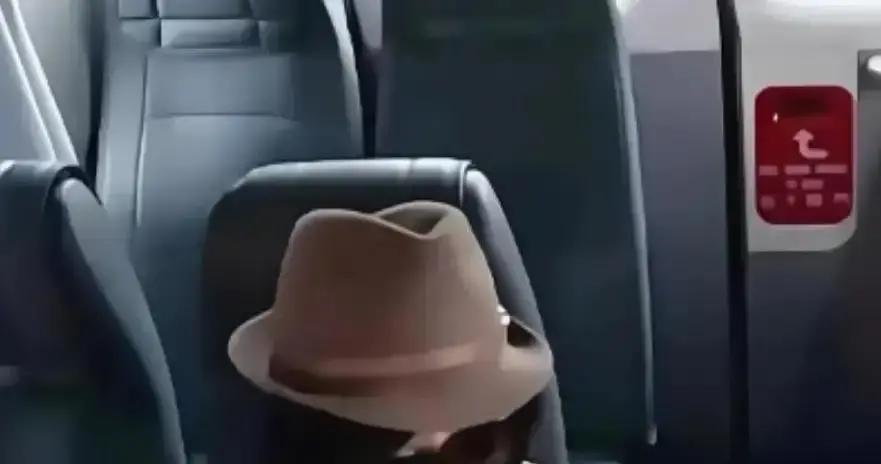 康康进军校那天，胡军一句话没说八年前刘嘉玲在认亲宴上那句“以后罩着你”，今