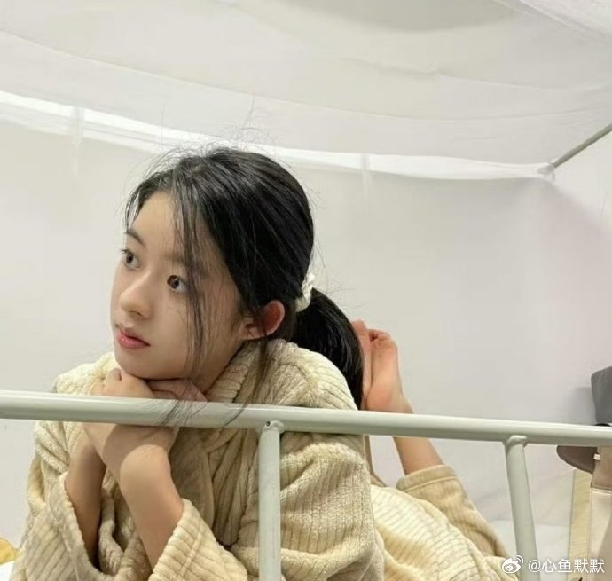 黄杨钿甜的高中宿舍照遭公开，环境看上去挺普通，穿着宽大睡衣
