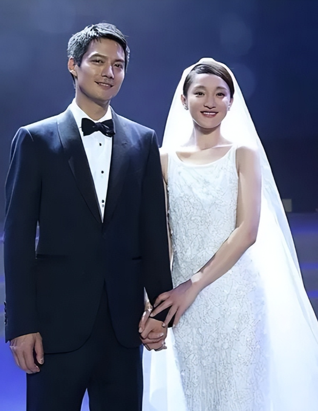 2014年，周迅与高圣远闪婚。婚后不久，高圣远向周迅借了300万开公司，结果周迅