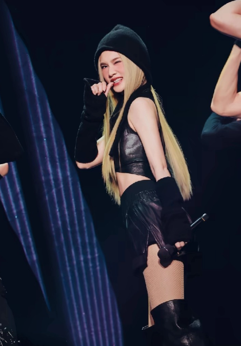 杨丞琳这造型算不算“用力过猛”看完西安站现场，网友吵翻了杨丞琳西安演唱会《B