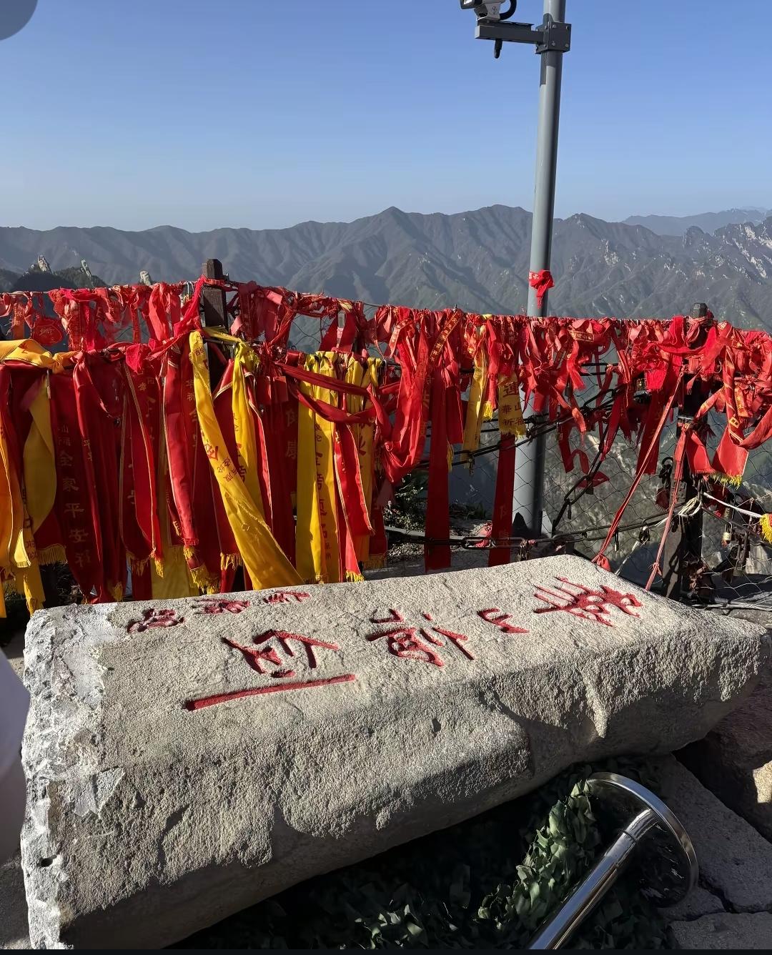 华山论剑石碑被拆除。具体究竟是什么原因不清楚，反正华山上面可以说是到处都是华山