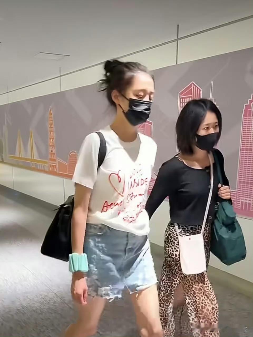 关晓彤走机场手上还戴着负重手环，真的太拼太自律了。感觉比之前又瘦了一圈，走在人群