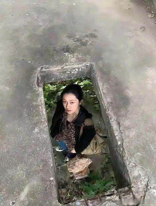 她肯定想把拍照的人直接拍死