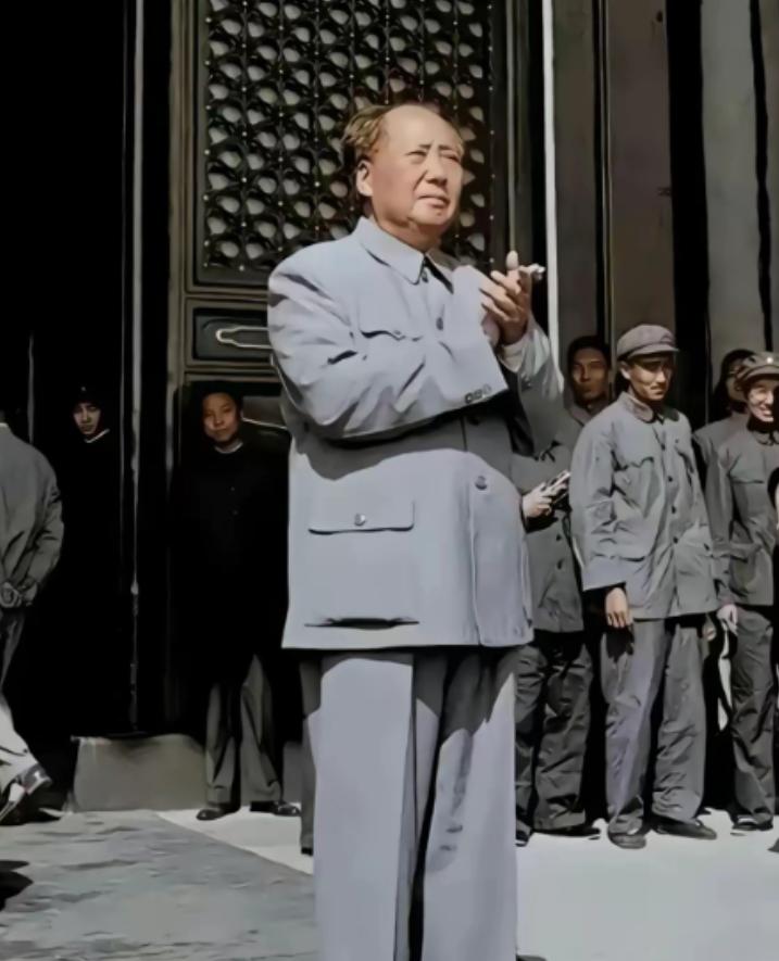 1964年，毛主席秘密地把周总理叫到办公室谈话。毛主席悄悄地说：“恩来，我有一个