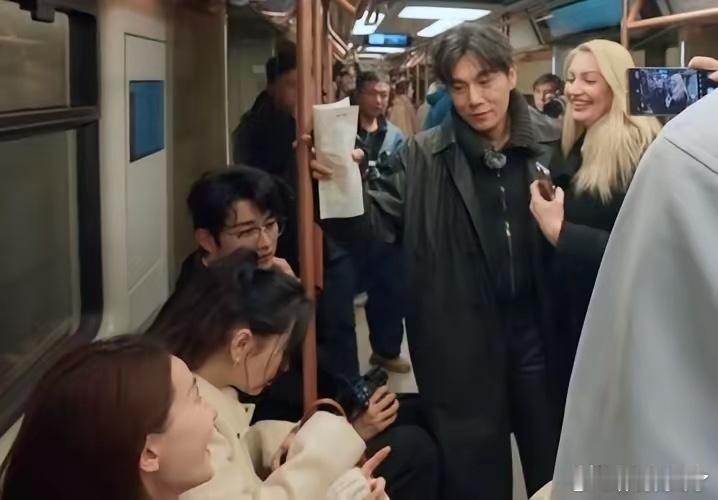 秦昊一行人在莫斯科坐地铁时，一位金发碧眼的外国美女想和秦昊合影，秦昊没有拒绝，但