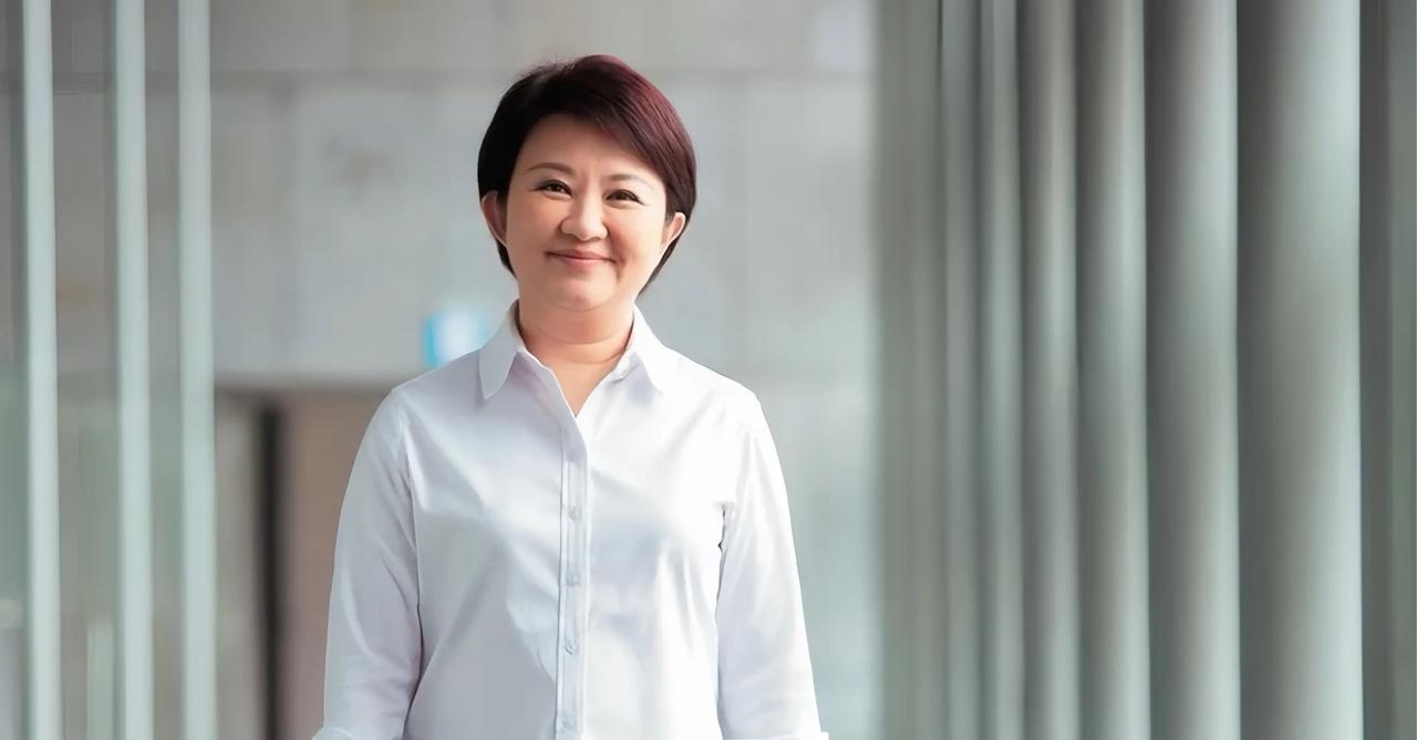 “靠背哥”王义川批卢秀燕妆容，意外引发绿营内讧民进党不分区“立委”王义川因为批