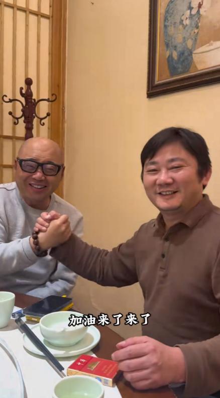 张雪和凯越联合创始人严凯一起约饭了，二人关系依然不错。张雪发视频表示，他内心依然