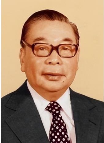 1996年的台湾桃园慈湖，李登辉刚把权力攥稳，就先对蒋氏父子的陵墓下了手，守卫被