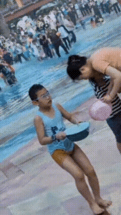这位大爷你在干嘛？玩水的地方你怕水，那你来这干嘛呢？难不成只是来看风景？何况