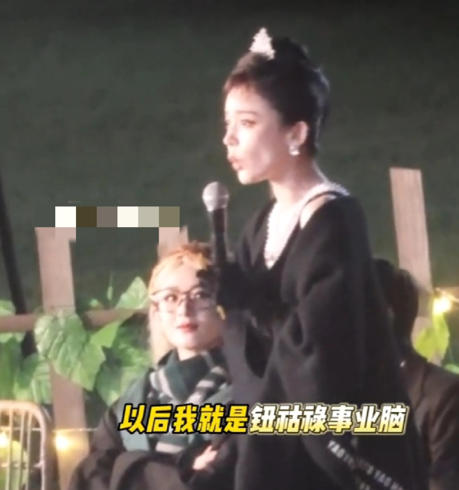 赵丽颖一脸无奈的看着古力娜扎，像极了甄嬛看着祺嫔的发疯的样子～赵丽颖歪着头斜眼瞅