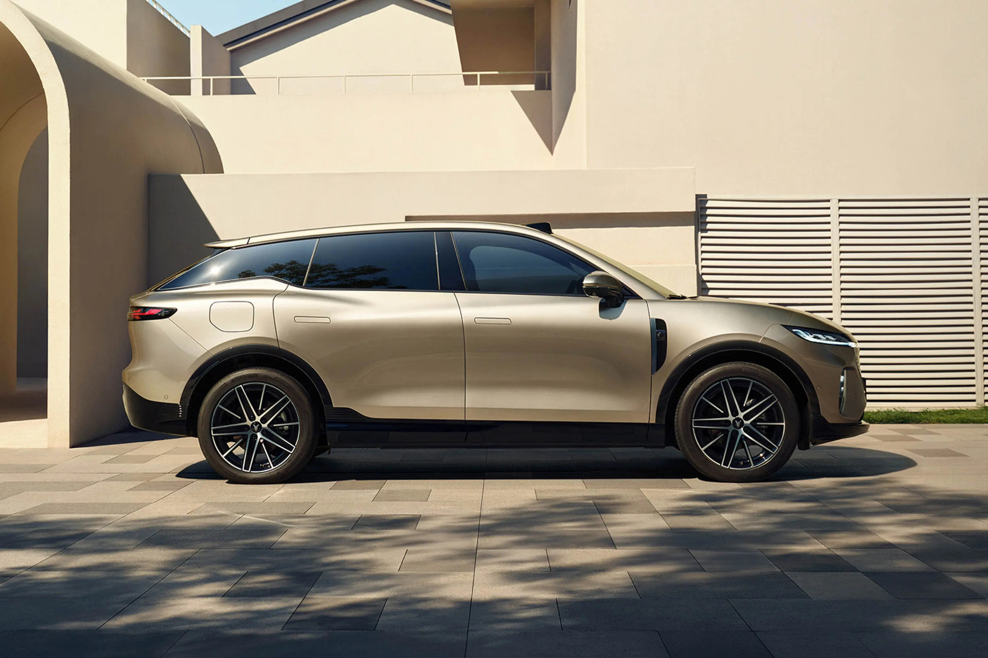 开岚图知音日常通勤还是带朋友出游都非常顺手。华为的辅助驾驶是真省心，施工路段能精