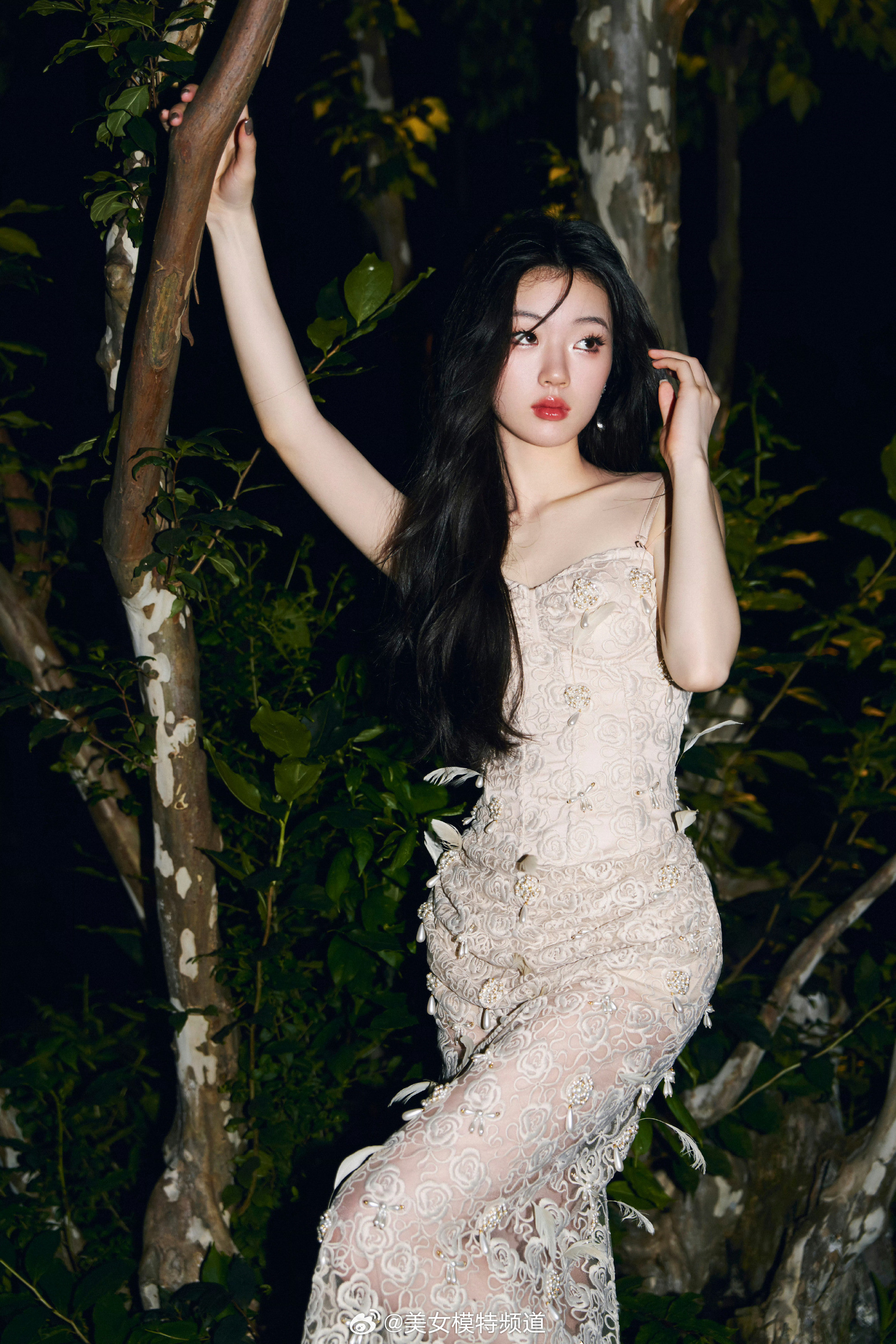 单依纯的一组抹胸吊带