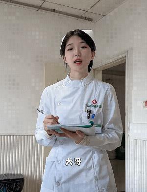 这坑挖的有点隐蔽，护士小姐姐掉坑里了![呲牙笑]