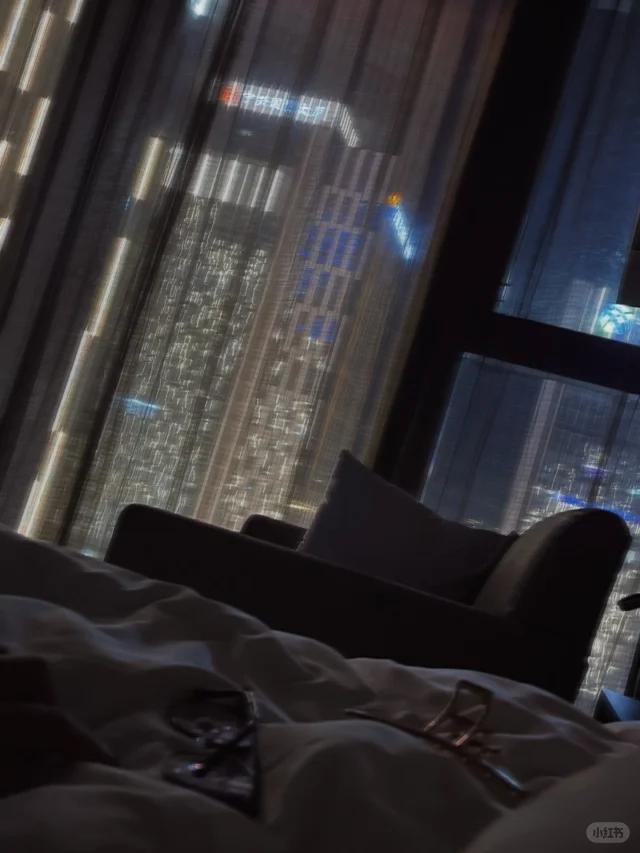 有一位网友说，她和男朋友去普吉岛度假的时候，有天夜里正在酒店床上休息，门外突然响
