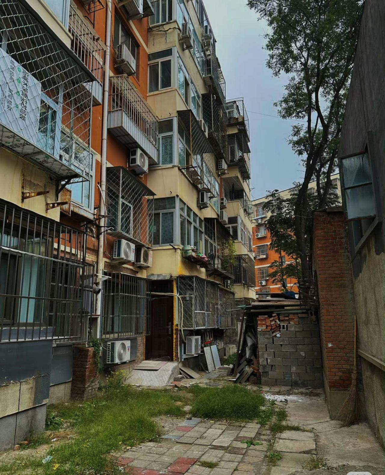 听网友劝，开始往西城片区看房子。昨天，看了套西城二环核心的两居房子。相比于海淀