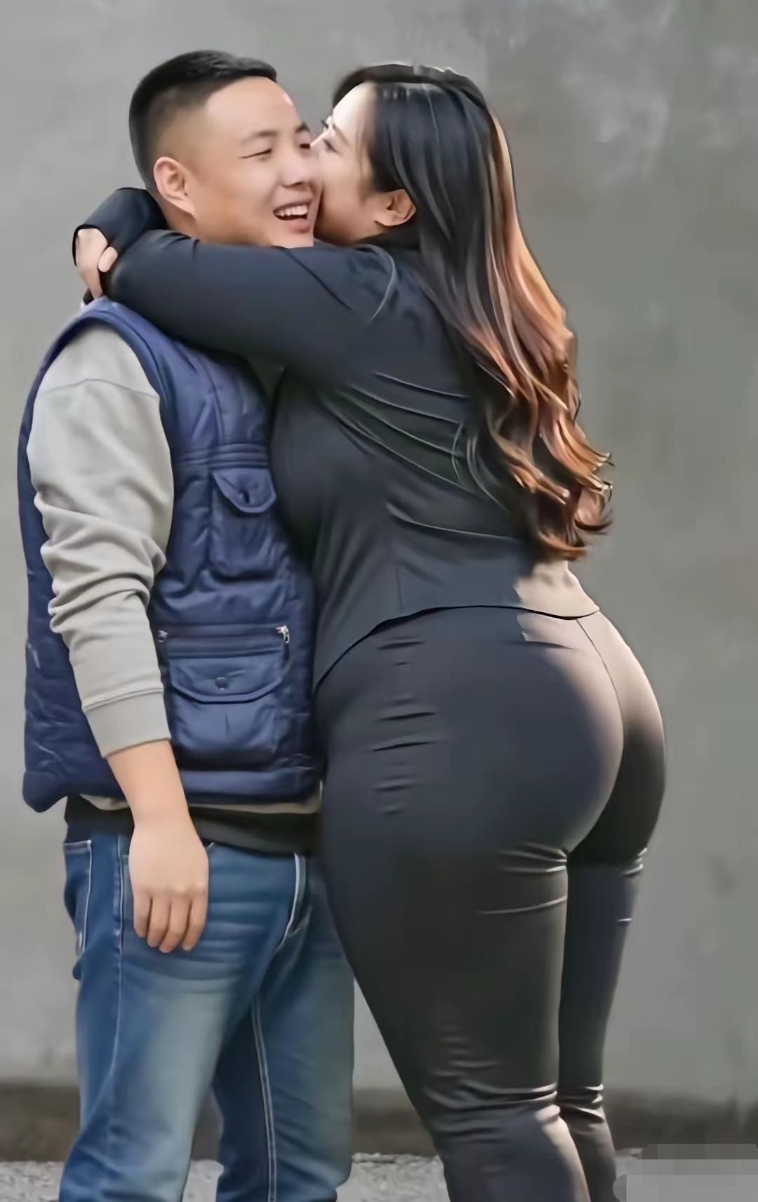 美女很热情，男人好像有点不愿意