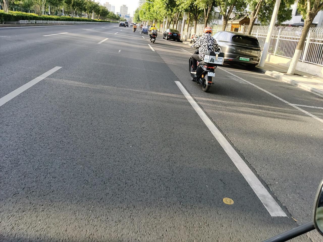 大街上跑外卖的年轻人越来越多，为什么很多人宁愿风里来雨里去的，也不愿意进工厂打工